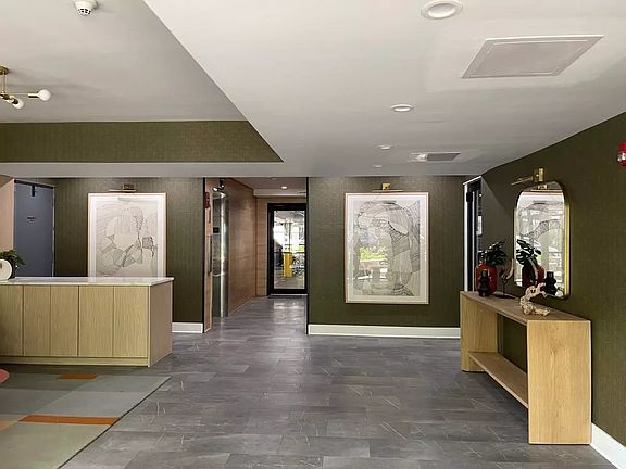 5th image of 452 W Oakdale Ave #9