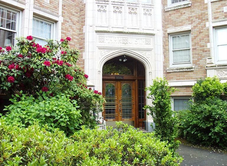 Front entrance to historic Park Vista Co-op