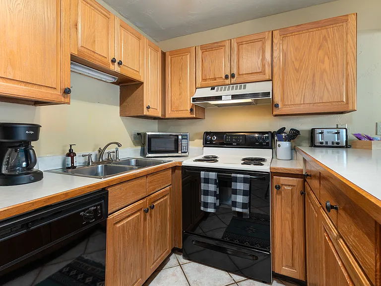 Well Equipped Kitchen | Electric Stove | Coffee Maker | Toaster