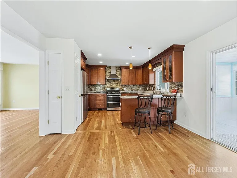 37 Jersey Ave — Photo 9