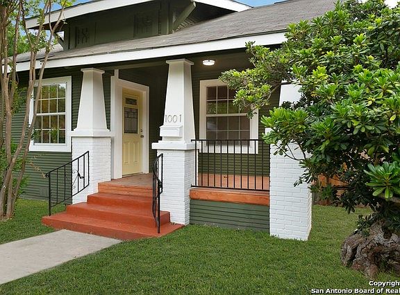 4th image of 1001 W Summit Ave