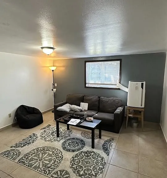 3 bed, 1.0 bath, 1040 sqft, $550 — Photo 3