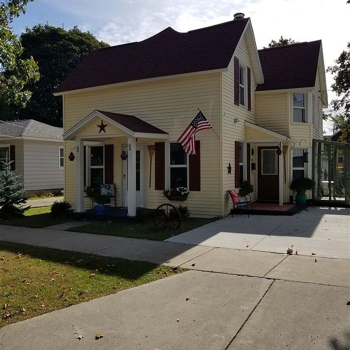 1st image of 108 E Lincoln St