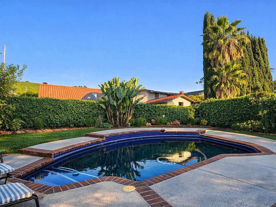 Pool & Jacuzzi in Back Yard