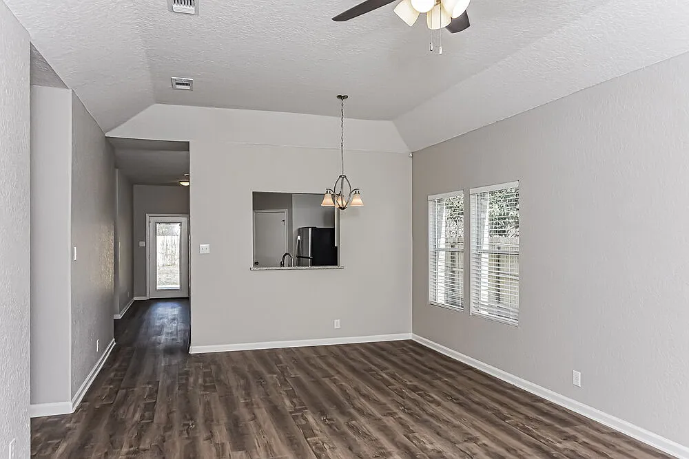 4 bed, 2.0 bath, 1710 sqft, $1,930 — Photo 4