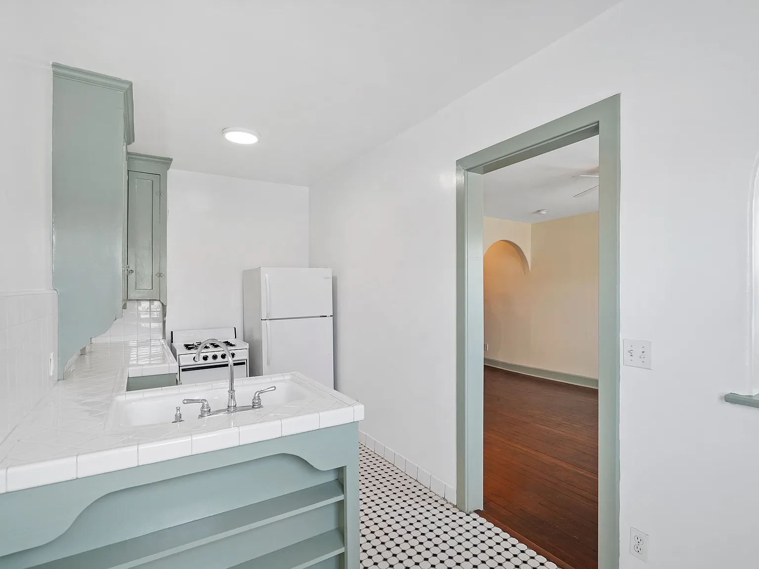2524 James M Wood Blvd — Photo 4