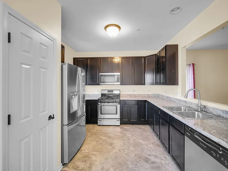 1476 Manning Ave — Photo 7