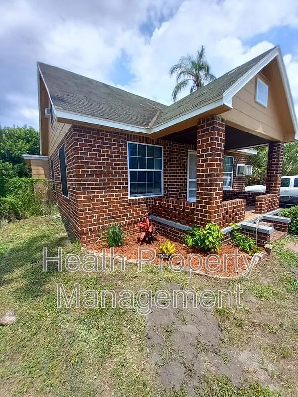 5 bed, 2.0 bath, 1543 sqft, $3,250 — Photo 3