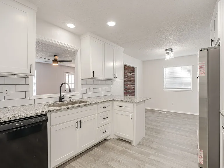 11715 N Francis Ave — Photo 11