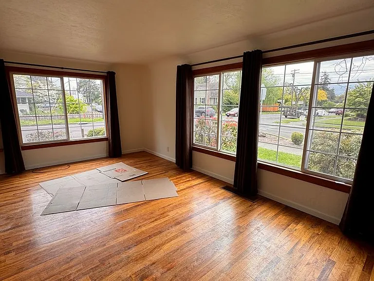 1019 NW Buchanan Ave — Photo 2