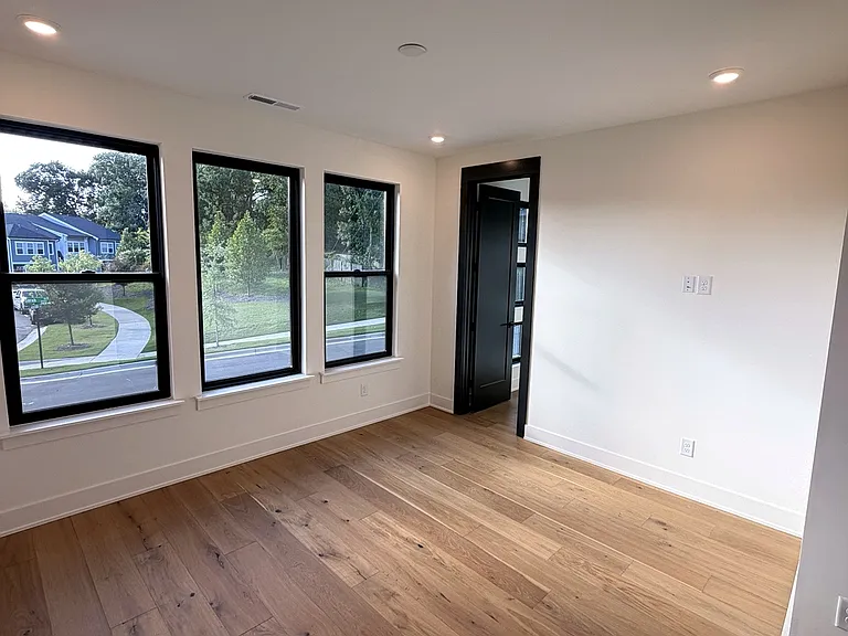 4117 Sarah Dr — Photo 4