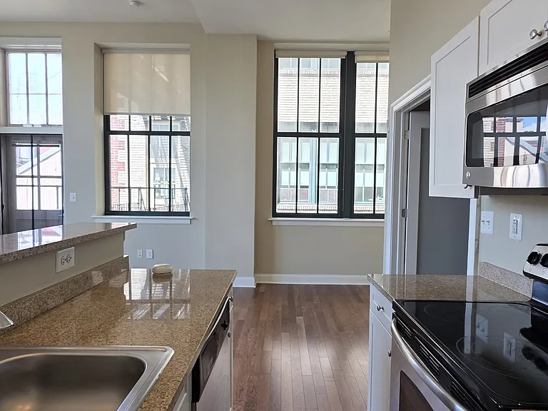 314-22 Walnut St #402 — Photo 9