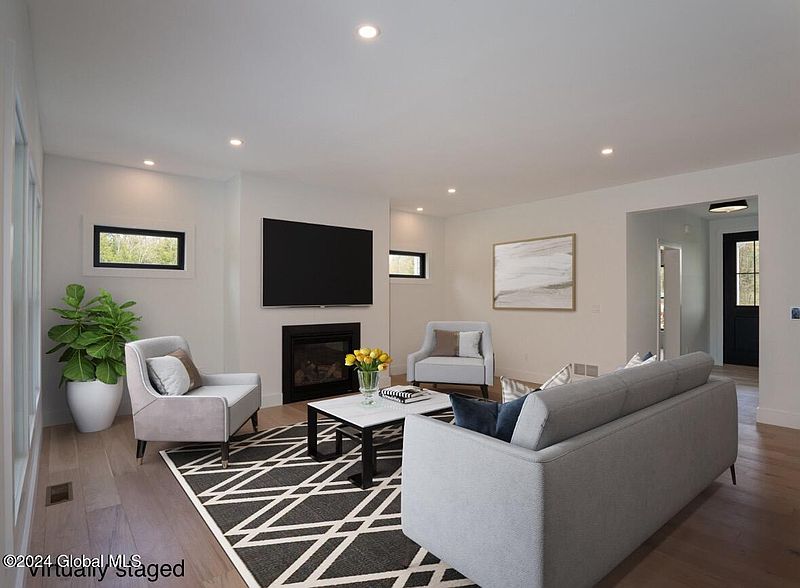 5th image of 611 Acland Boulevard