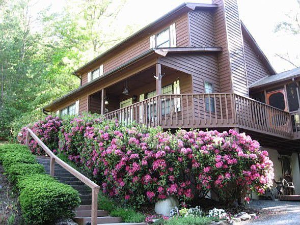 May 2008-ariel view show on Zillow is house next door.