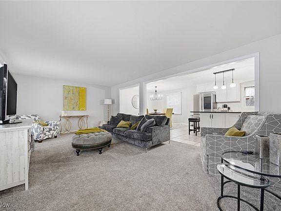 4th image of 762 Summit Cir SE
