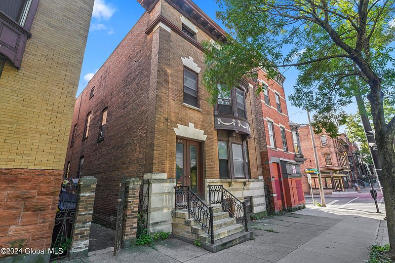 3rd image of 552 Madison Avenue