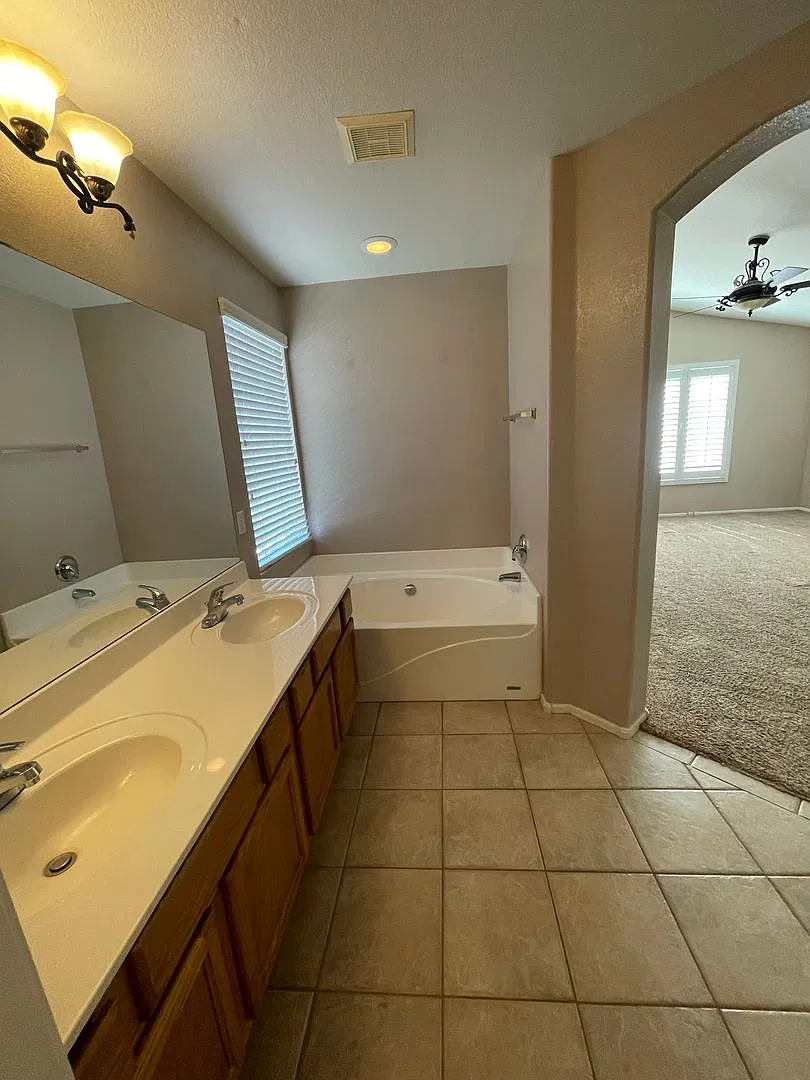 3 Bedroom +Den In Glendale — Photo 4