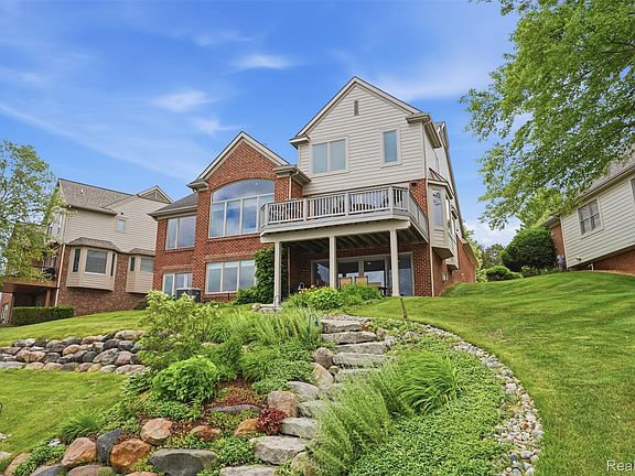 3rd image of 10685 Cliffview Dr