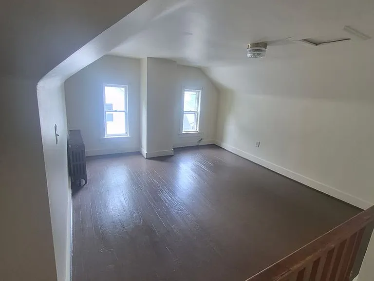 915 Sarah St — Photo 11