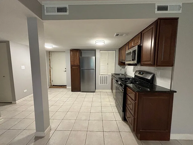843GA W Barry Ave — Photo 2