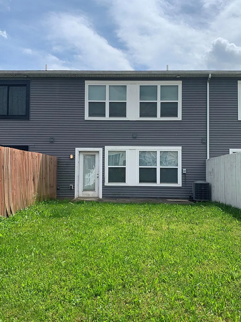 Spacious 3 bed/2.5 bath two-story townhouse — Photo 3