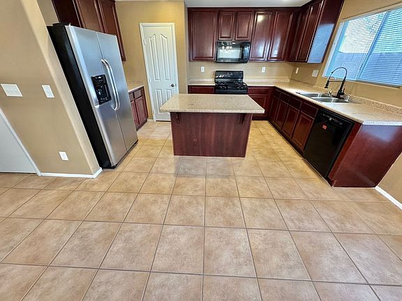 4th image of 527 Cabis Bay St