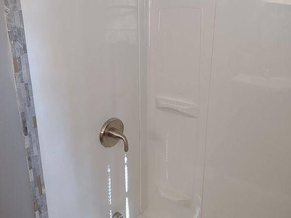 Upper Level Full Bath