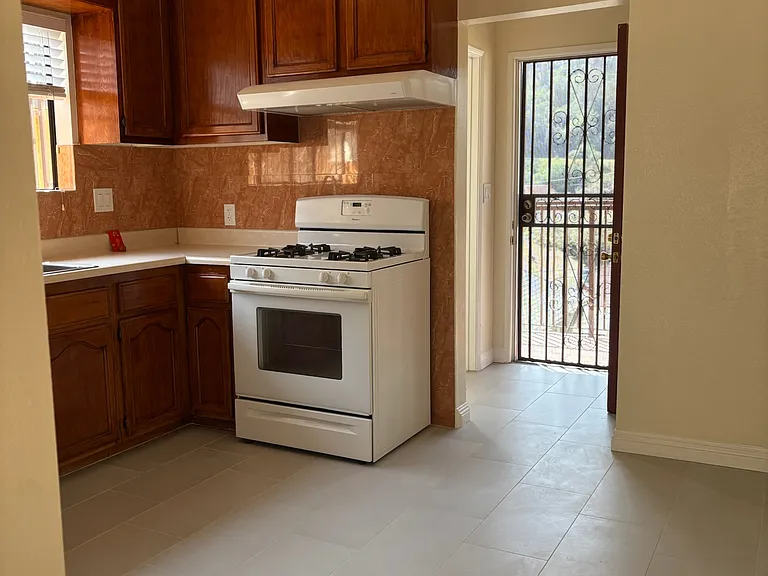 526 Casanova St #1/2 — Photo 8