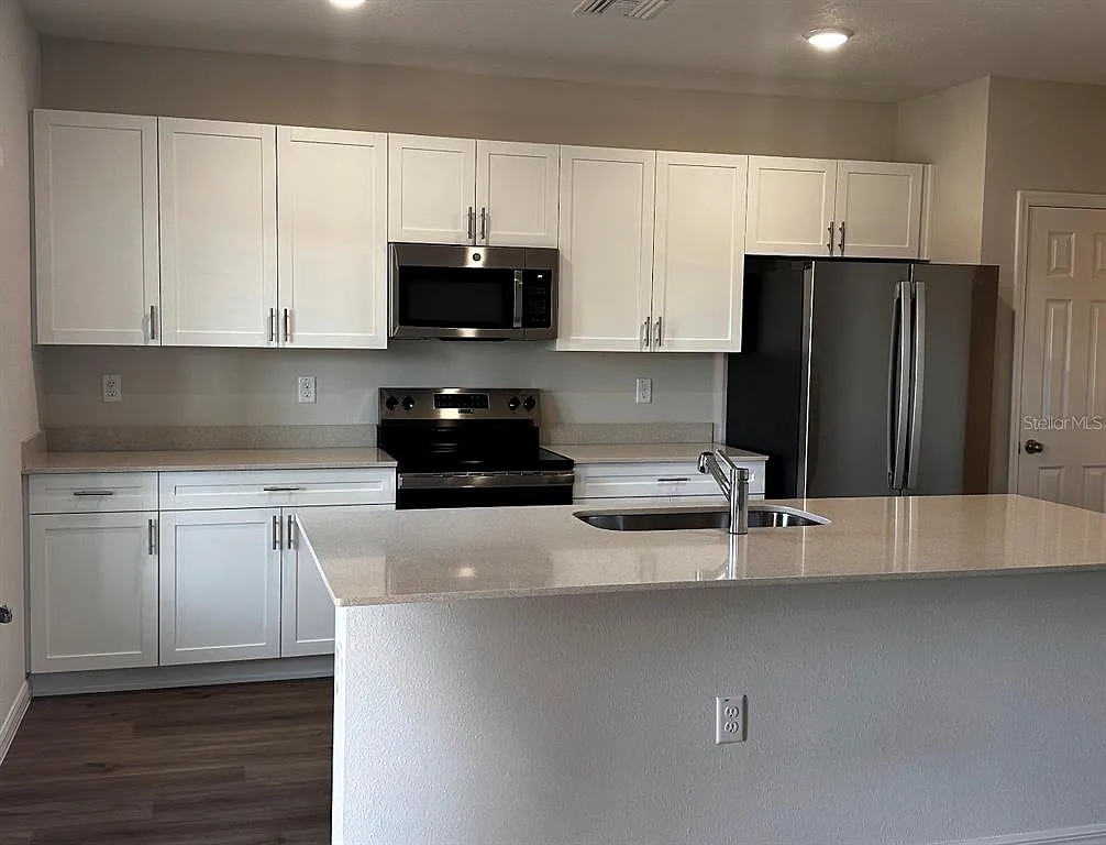 4 bed, 2.5 bath, 2301 sqft, $2,100 — Photo 4