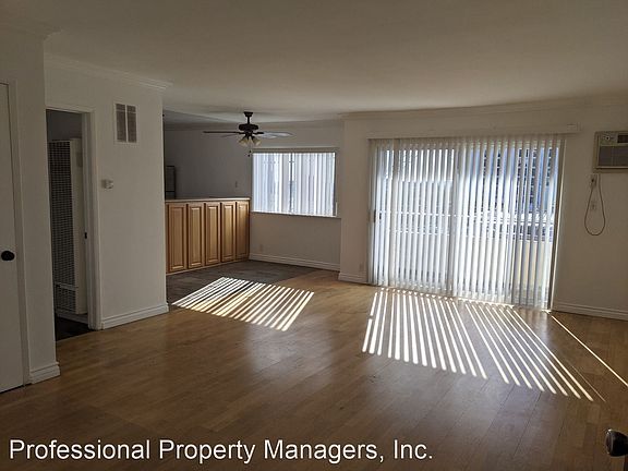 2nd image of 1114 N Clark St #9