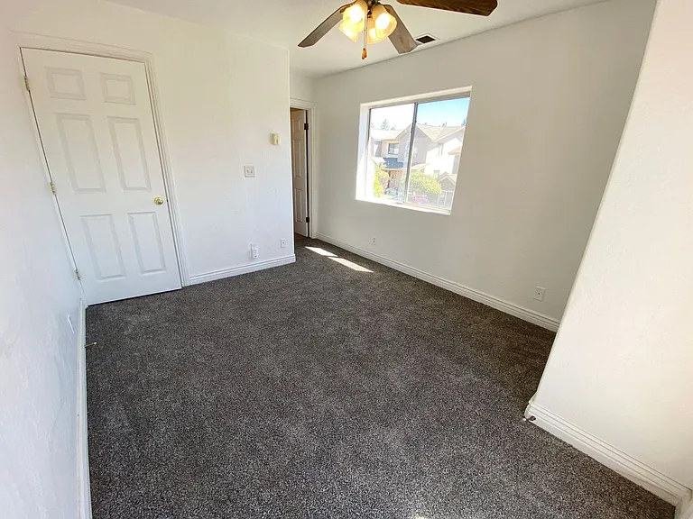 1402 E Scarlet Dr #1/2 — Photo 11