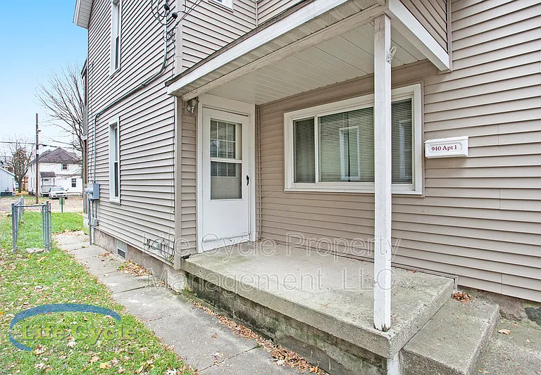 940 McReynolds Ave NW #1 — Photo 2