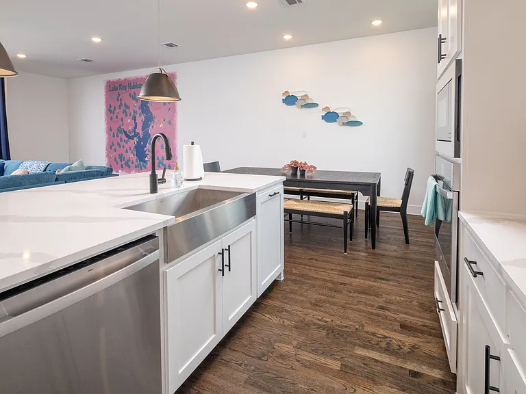 Fully stocked kitchen with plenty of room for the whole family!