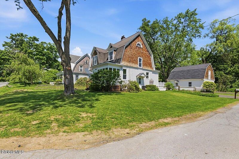 3rd image of 963 Riverview Road