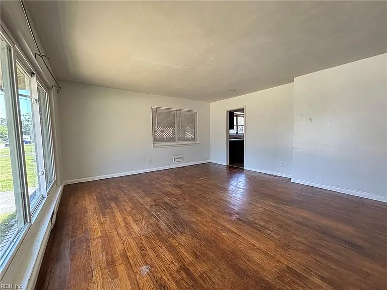 2901 E Malden Ave — Photo 5