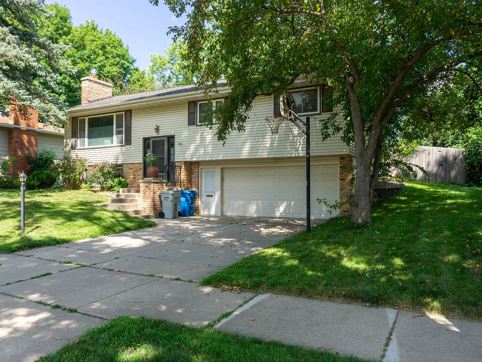 4 bed, 2.5 bath, 1922 sqft, $2,400 — Photo 3