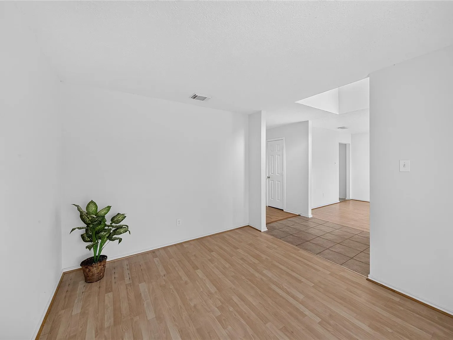 4 bed, 2.5 bath, 2723 sqft, $2,200 — Photo 3