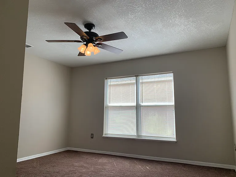 422 Fairfield Dr — Photo 2
