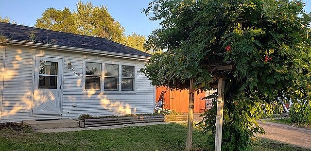 1st image of 221 Laurel Dr #B