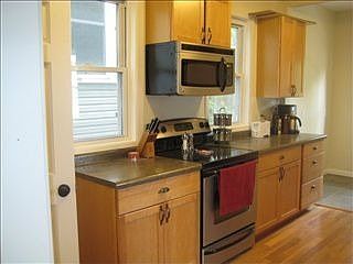 3rd image of 522 N 11th Ave E