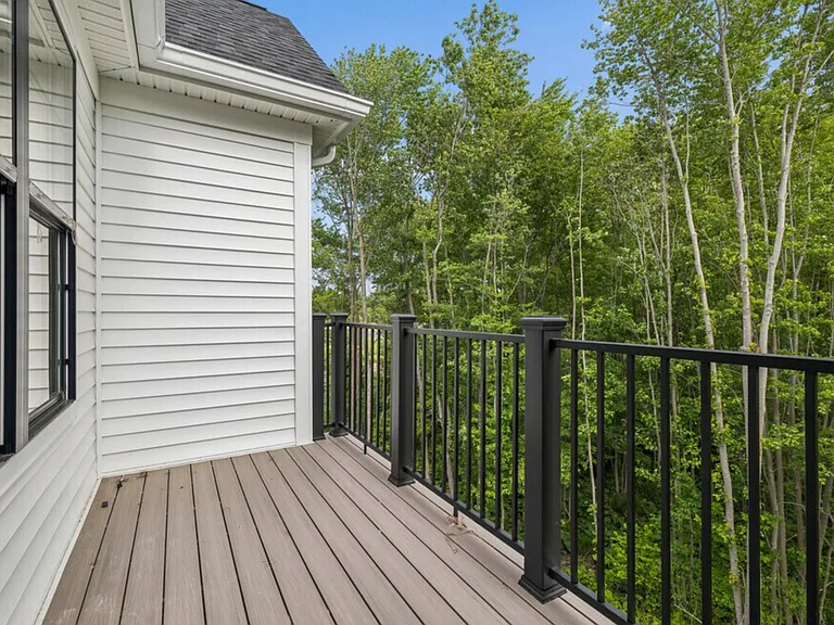1BR, 1BA - 937SF - Deck
