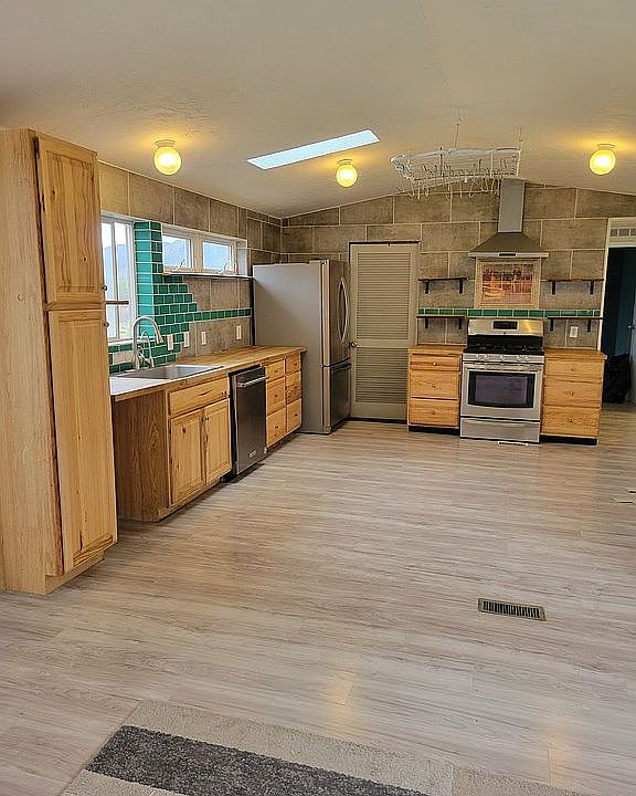 Kitchen & Dining Area