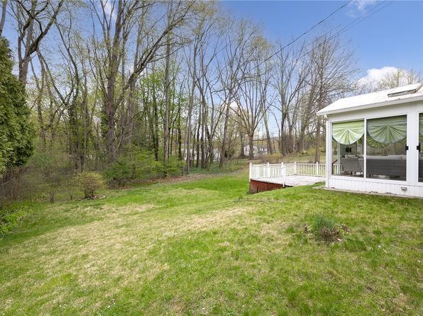 17 Rippingale Rd, Pittsford, NY 14534