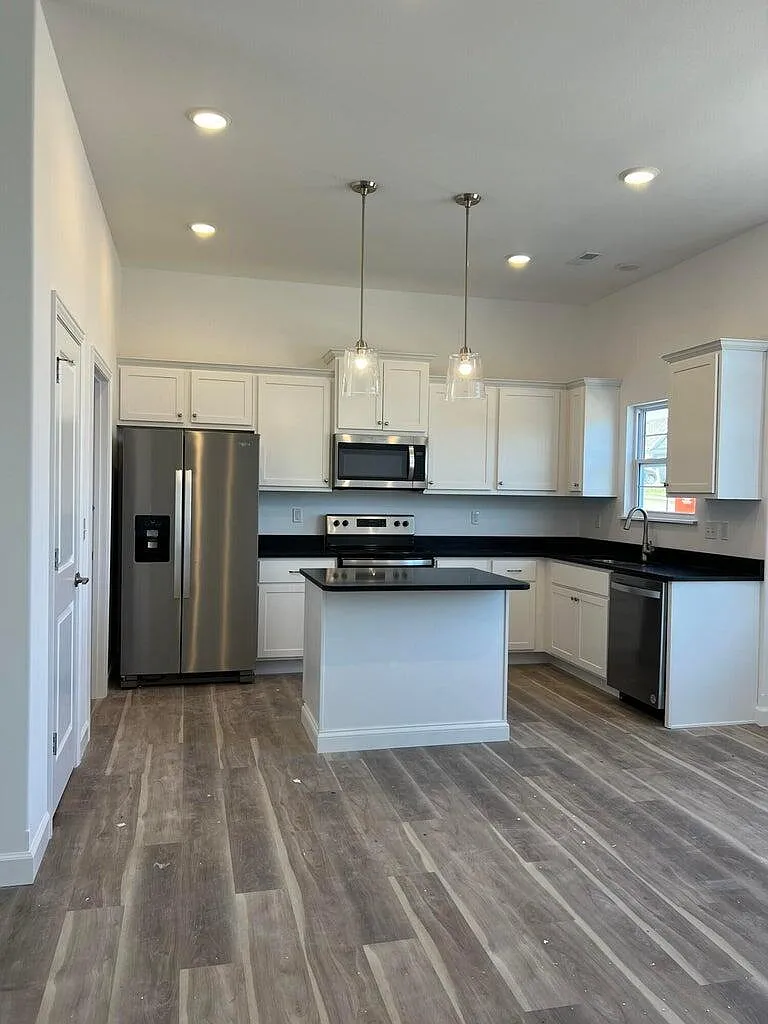 3 bed, 2.0 bath, 1422 sqft, $1,925 — Photo 2