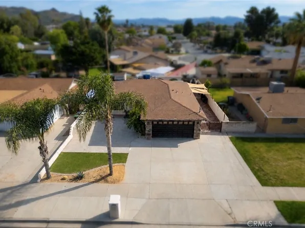 221 W Whittier Ave, Hemet, CA 92543