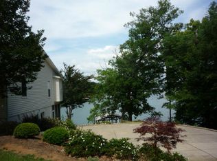 725 Calhoun Rd E, Greenwood, SC 29646