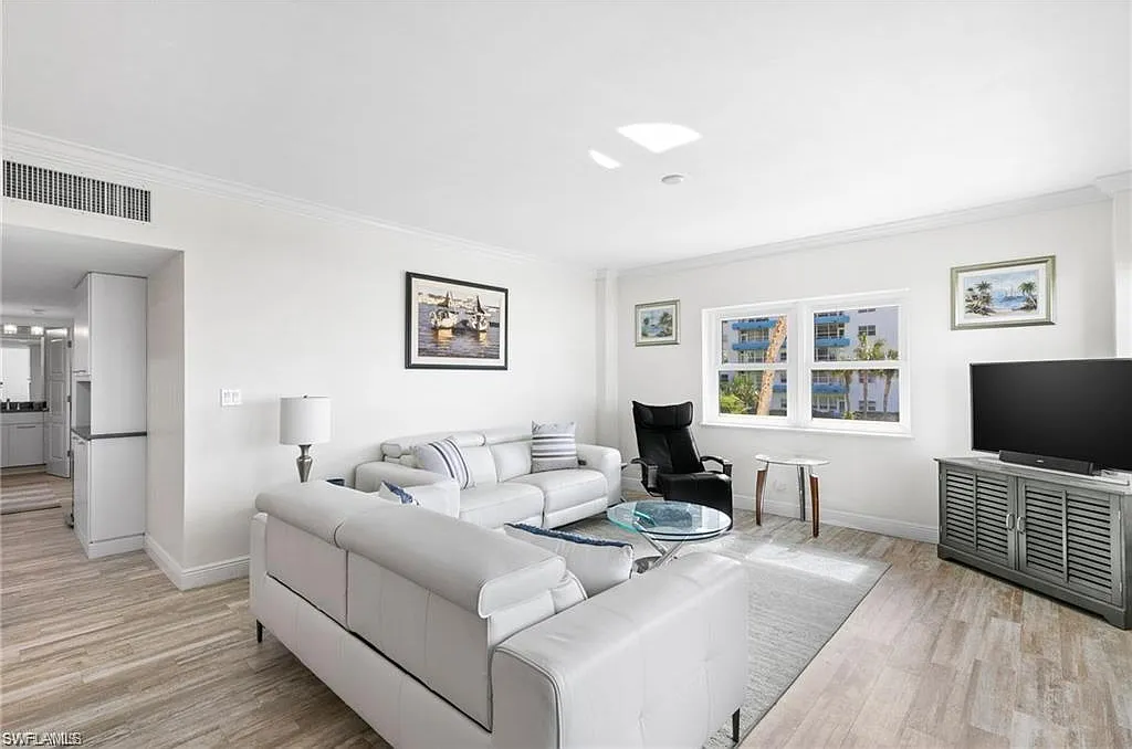 240 Seaview Court - 211 - 211 — Photo 3
