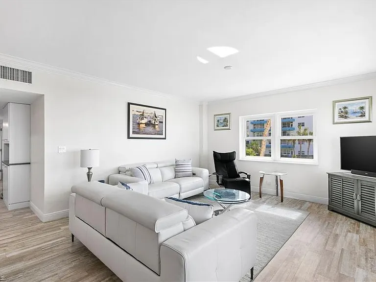 240 Seaview Ct #211 — Photo 3