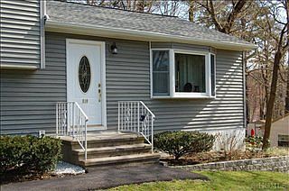 3rd image of 810 Terrace Pl