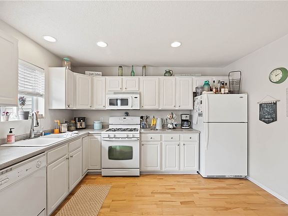 3rd image of 6110 Pinewood Ct